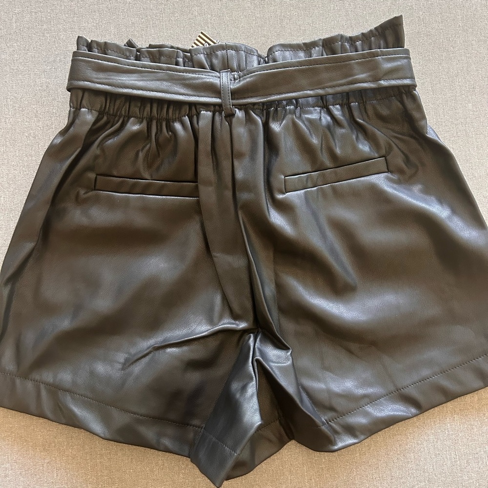 Vegan leather high rise belted shorts - Picture 6 of 7